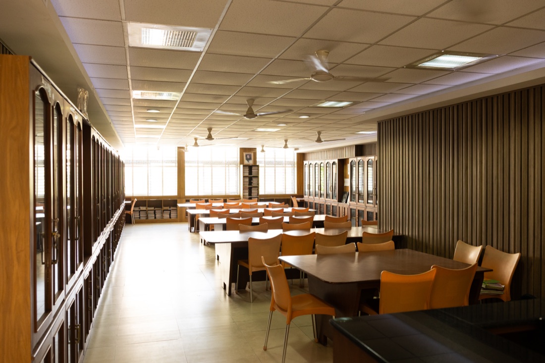 Quiet library study tables supporting doctoral nursing research