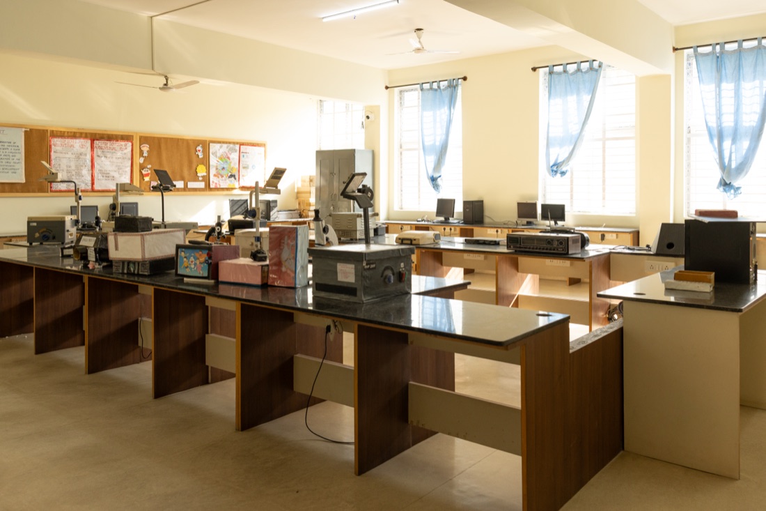 Teaching block classroom with benches and demonstration space