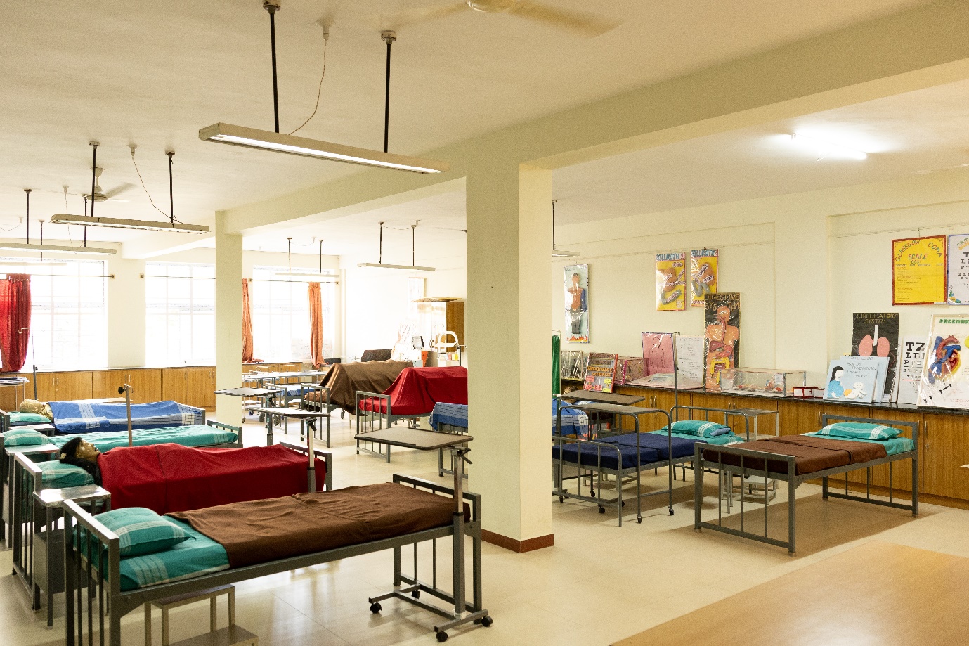 Fundamental lab patient beds and bedside nursing practice setup