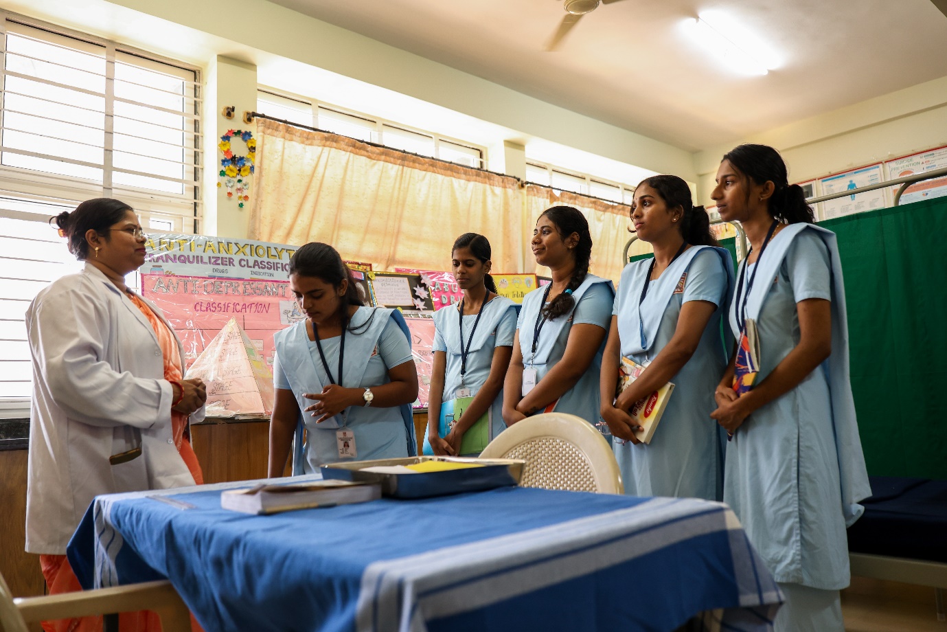 Psychiatric nursing lab arranged for counseling and communication practice